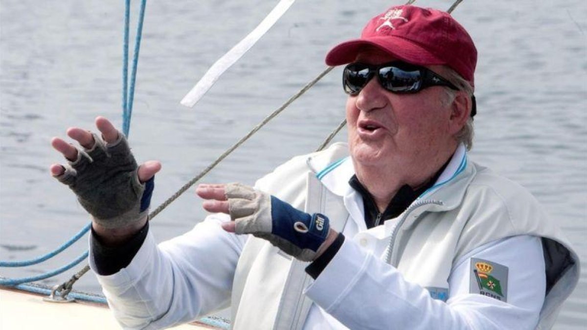 El rey Juan Carlos durante la IV Regata que lleva su nombre, en la localidad de Sanxenxo.-EFE / SALVADOR SAS