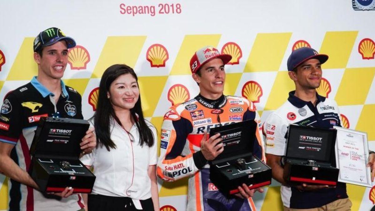 Àlex Márquez, Kim Lim, vicepresidenta de Tissot Malasia, Marc Márquez y Jorge Martin, hoy, en Sepang, celebrando sus tres poles.-ALEJANDRO CERESUELA