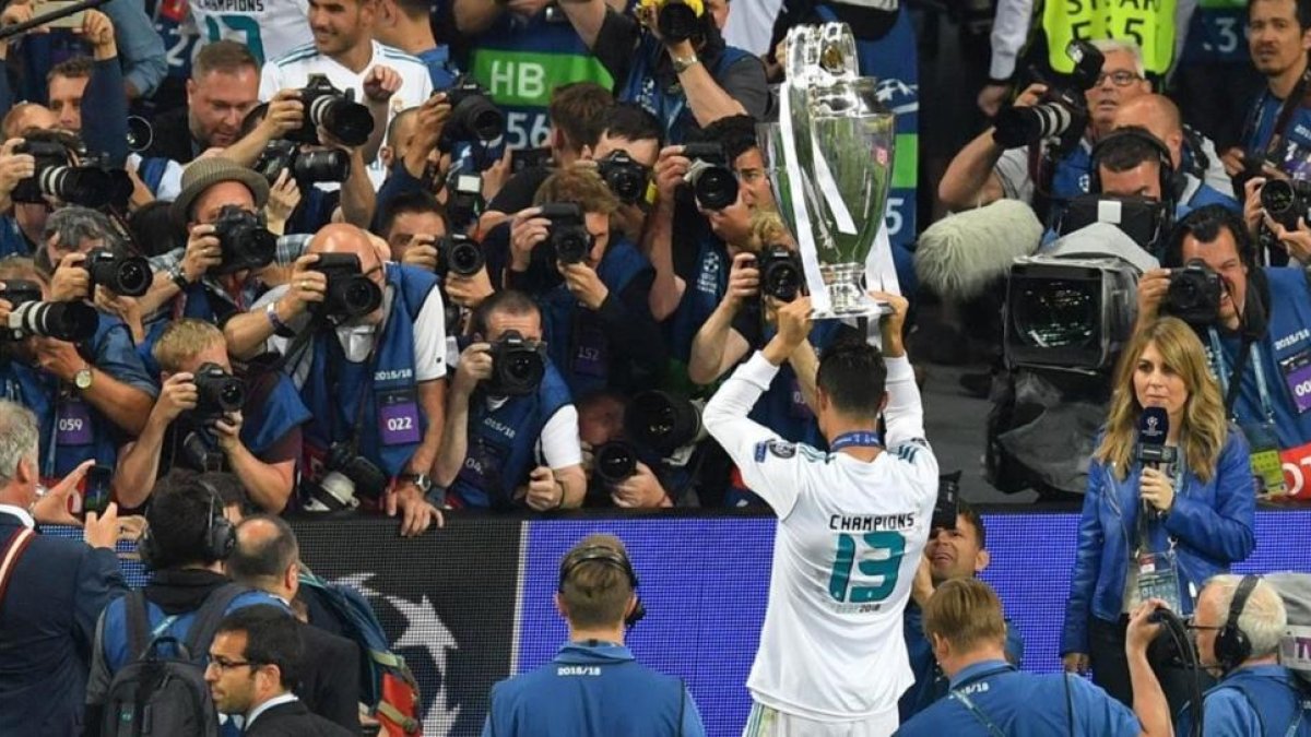 Cristiano Ronaldo, con la Copa, en Kiev.-/ SERGEI SUPINSKY