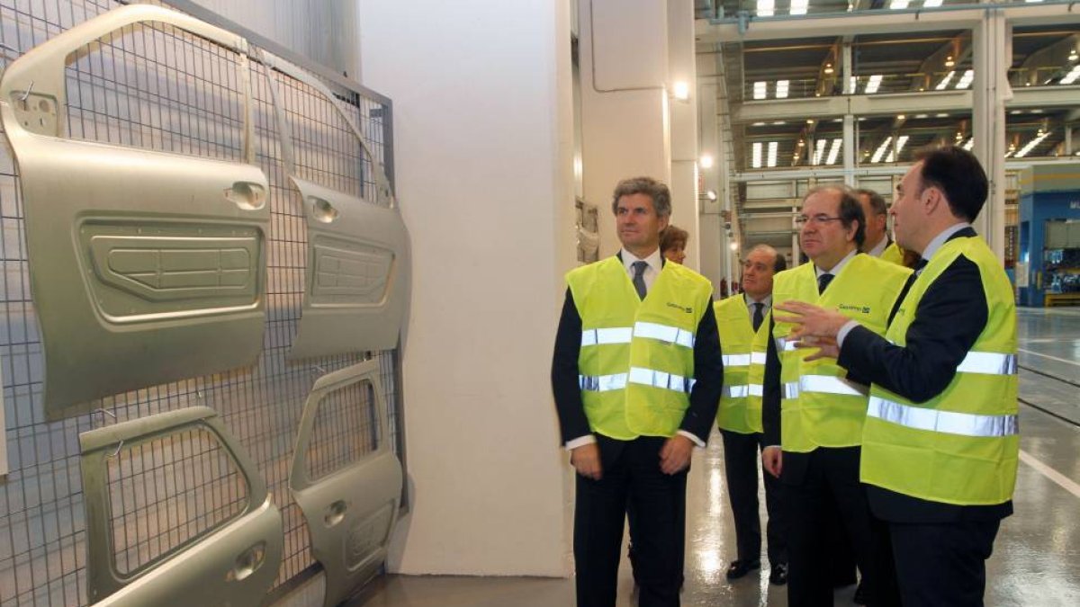El presidente de la Junta de Castilla y León, Juan Vicente Herrera,acompañado del Presidente de Gestamp, Francisco Riberas(C) y del gerente, Miguel Paniagua(D) visita las nuevas instalaciones de la empresa Gestamp Palencia-Ical