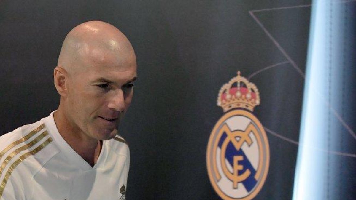 Zinedine Zidane, técnico del Madrid, tras la comparecencia de prensa previa al inicio de liga.-AFP