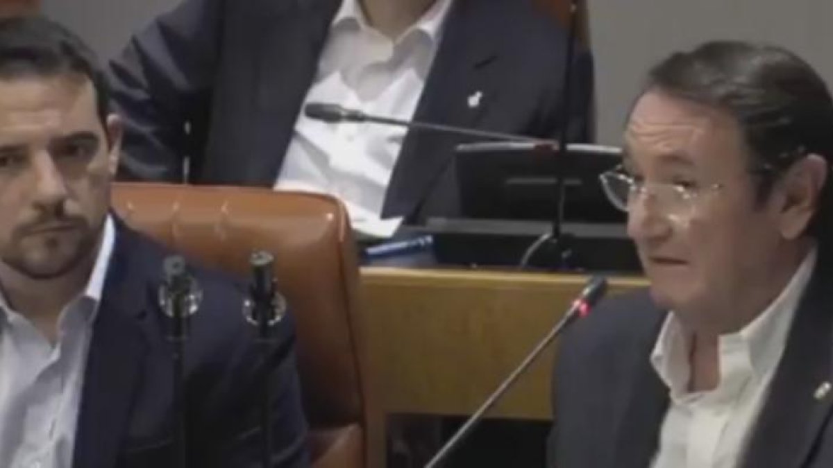 El exalcalde de Castelldefels Manuel Reyes (izquierda) y el portavoz del PP en la Diputación de Barcelona, Ramón Riera.-
