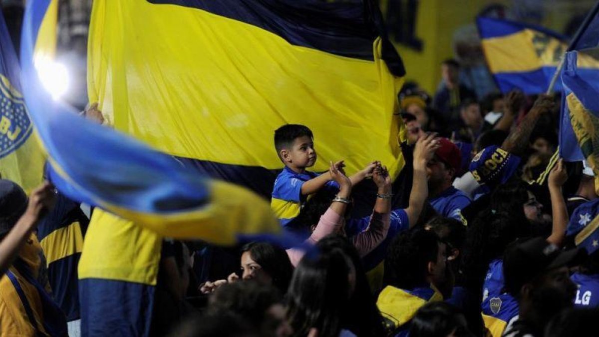Seguidores de Boca despiden a su equipo antes de viajar desde Buenos Aires a Madrid.-REUTERS