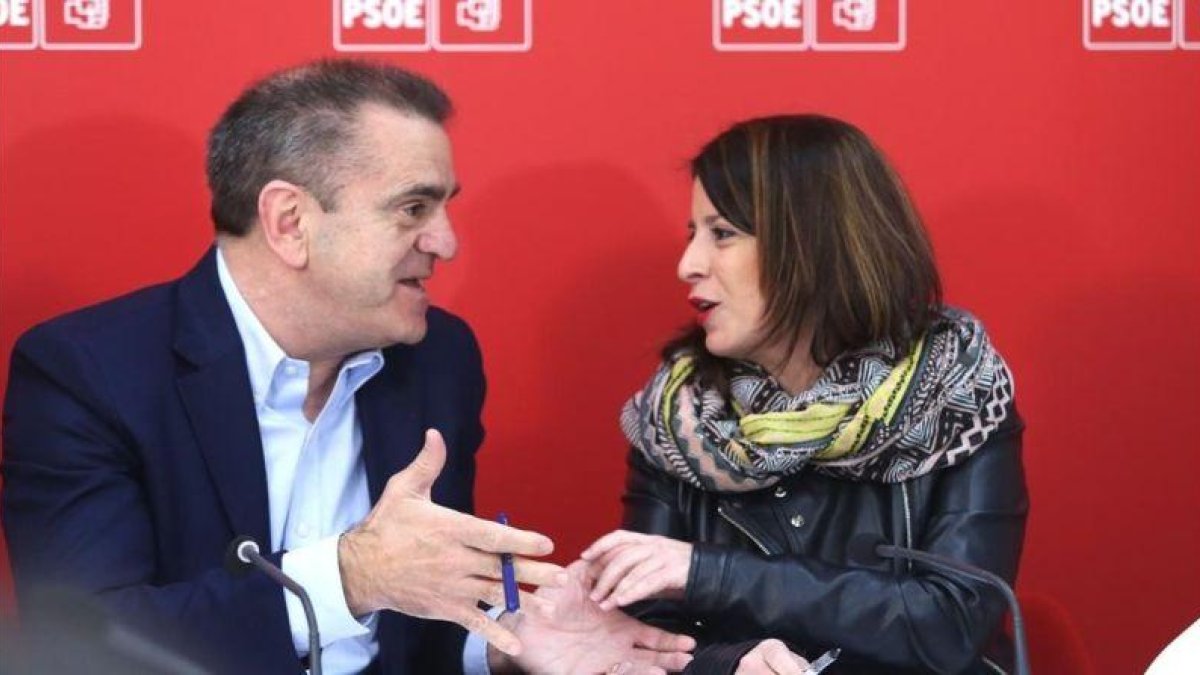 El líder de los socialistas madrileños, José Manuel Franco, y la vicesecretaria general del PSOE, Adriana Lastra, este lunes.-DAVID CASTRO