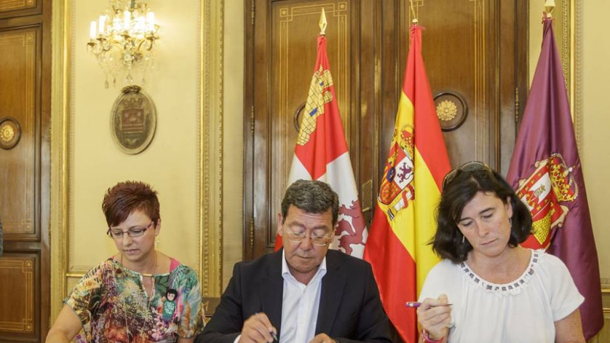Beunza (izq.), Rico y Martínez (dch.) durante la firma en la Diputación.-S. O.