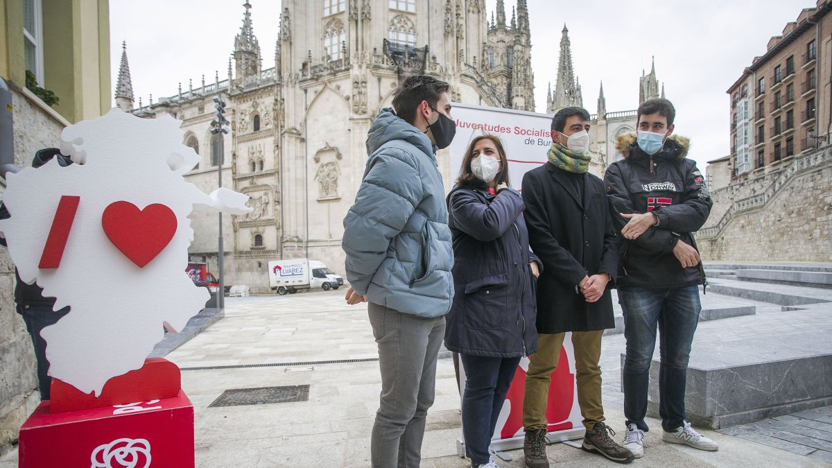 Esther Peña con los responsables de Juventudes Socialistas en Las Llanas. TOMÁS ALONSO