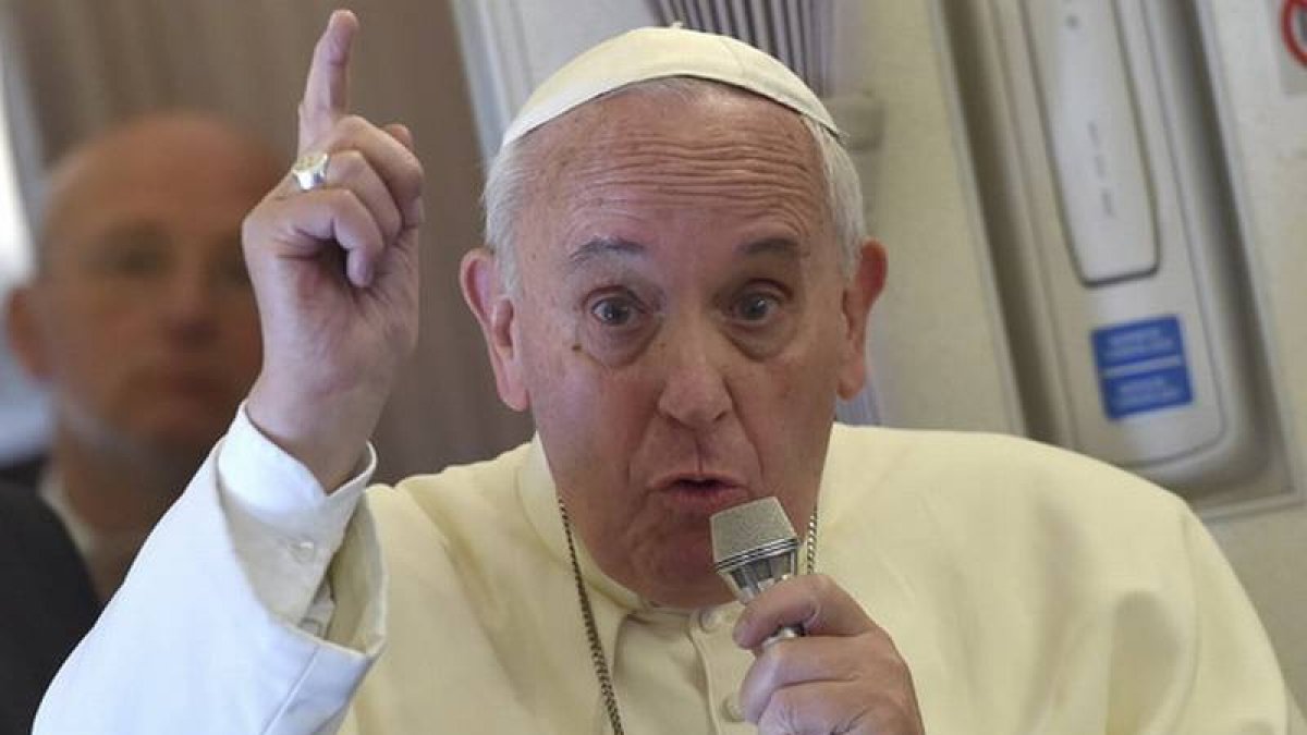 El papa Francisco habla con los periodistas que le acompañan este lunes de regreso a Roma, tras su visita a Filipinas.-Foto: EFE / ETTORE FERRARI