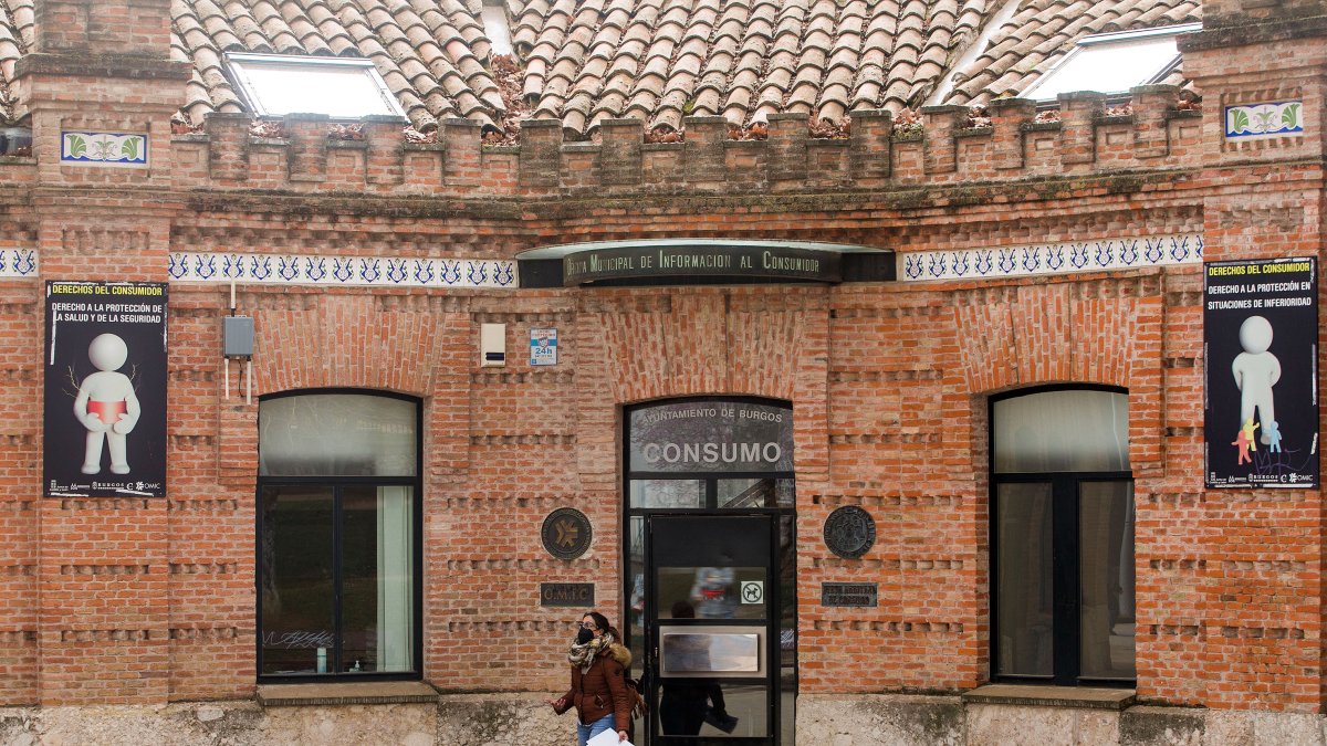 Una mujer sale de la Oficina Municipal de Información al Consumidor, en el parque del doctor Vara. TOMÁS ALONSO