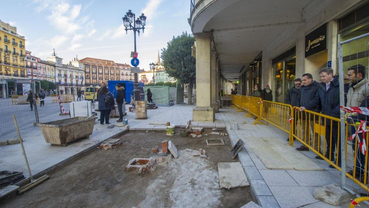 El alcalde comprobó ayer el avance de las obras de la plaza mayor.-ISRAEL L. MURILLO
