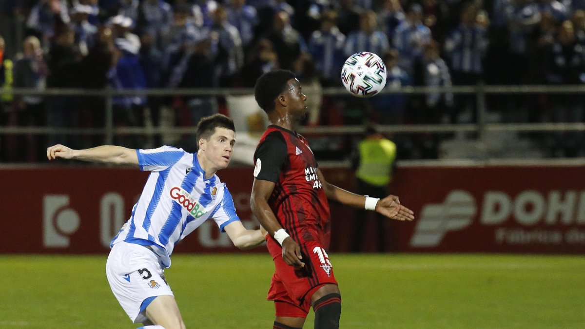 Mickaël Malsa controla el esférico ante Igor Zubeldia en el partido de semifinales de Copa del Rey disputado en Anduva. SANTI OTERO