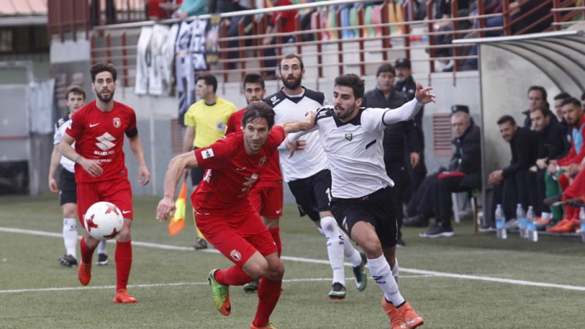 Aritz Borda pugna junto a un jugador del Gernika durante el partido de ayer.-MIREYA LÓPEZ