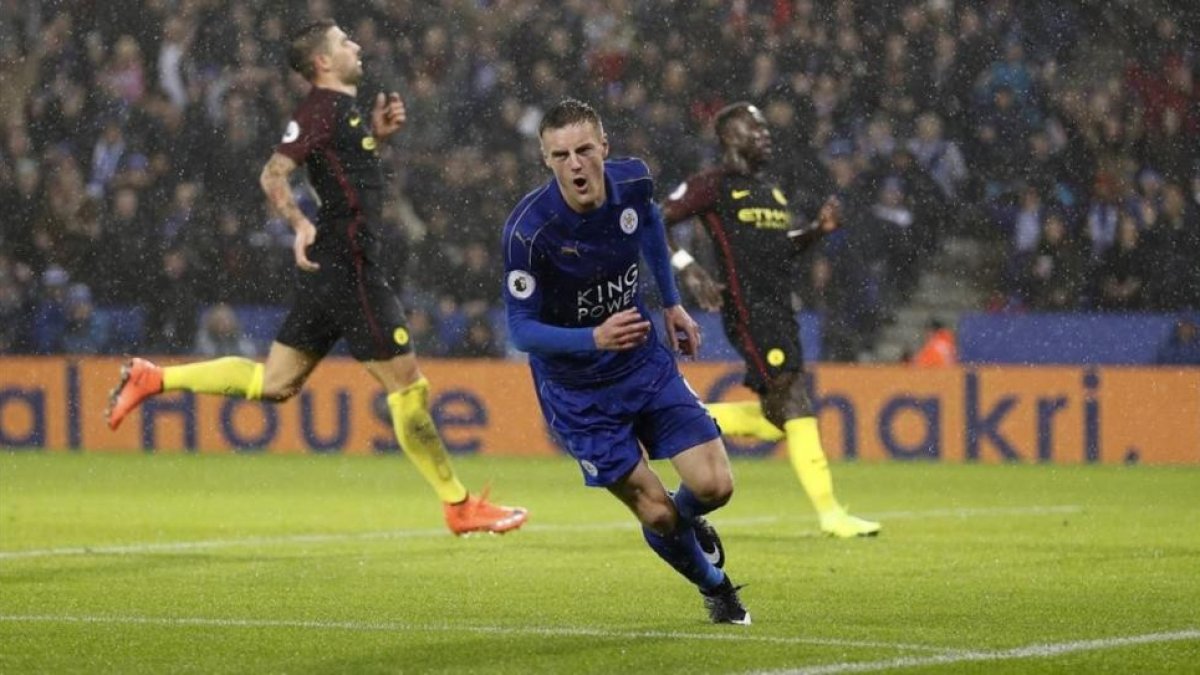 Jamie Vardy celebra su tercer gol ante el Manchester City.-REUTERS / DARREN STAPLES
