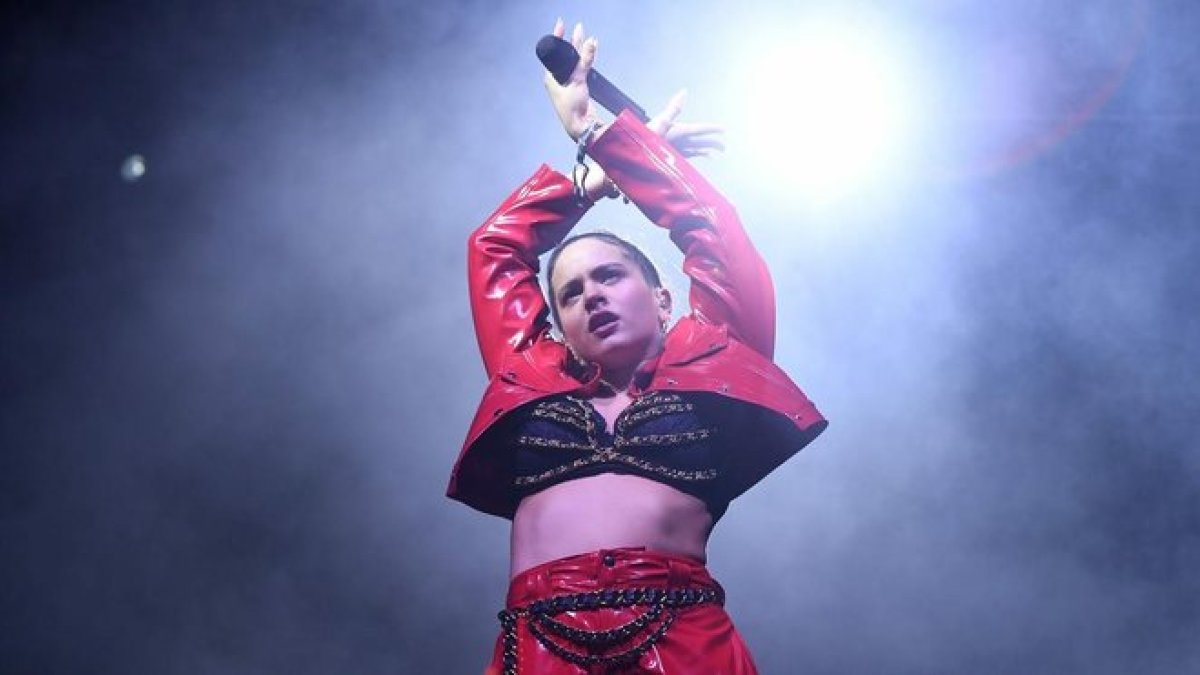 Rosalía y sus bailarinas durante el concierto en Coachella 2019.-AFP