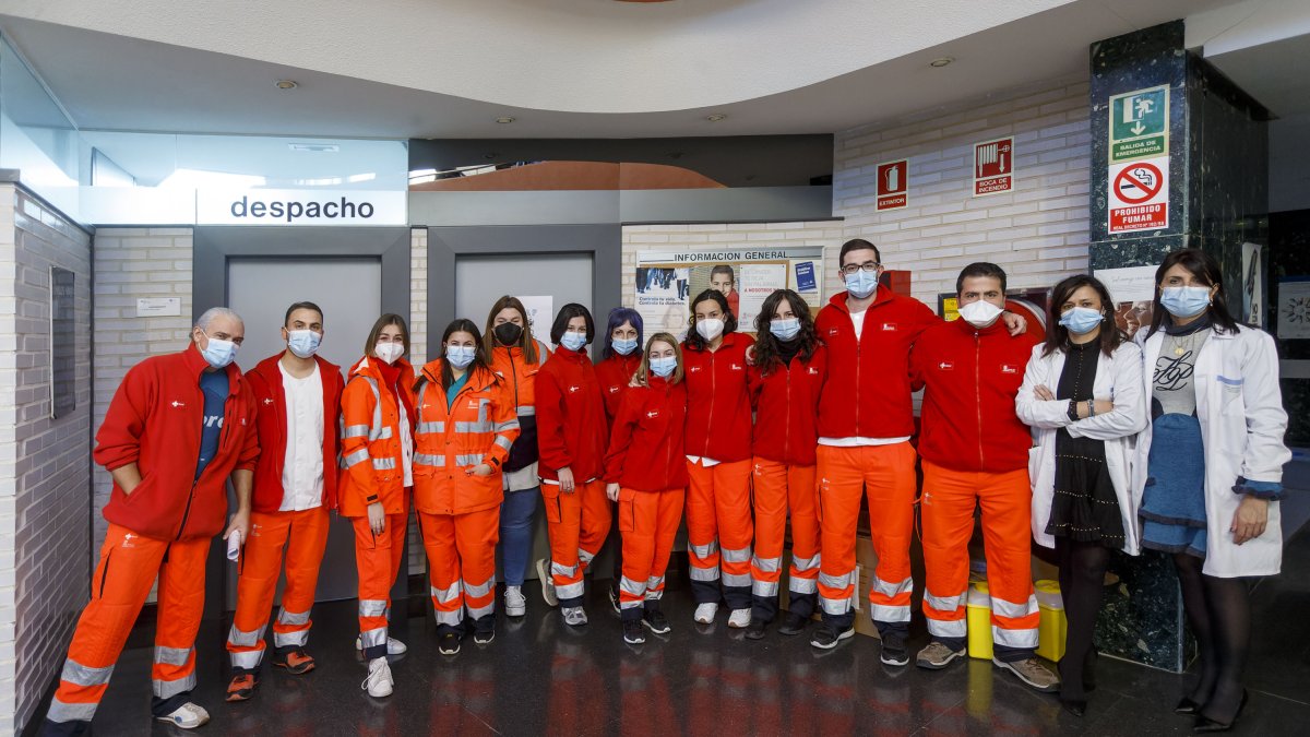 Imagen de parte del equipo de 22 personas que conforman el grueso del Equipo de Vacunacion contra la covid-19. SANTI OTERO
