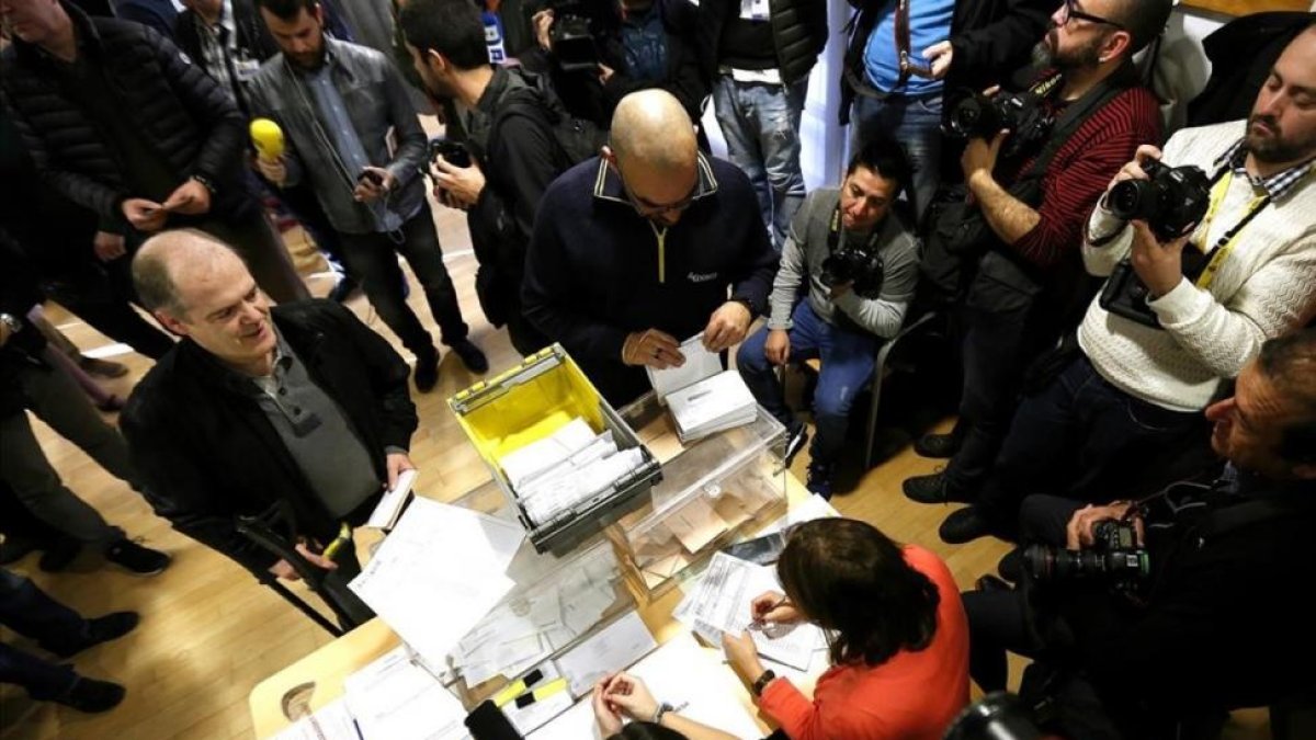 Un cartero entrega el voto por correo en un colegio electoral, el pasado 20 de diciembre.-DAVID CASTRO