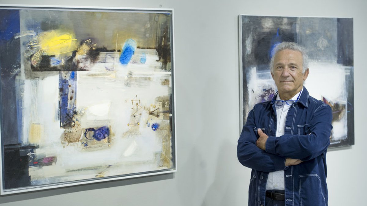 Justo San Felices posa con parte de la obra creada para esta muestra. ISRAEL L. MURILLO