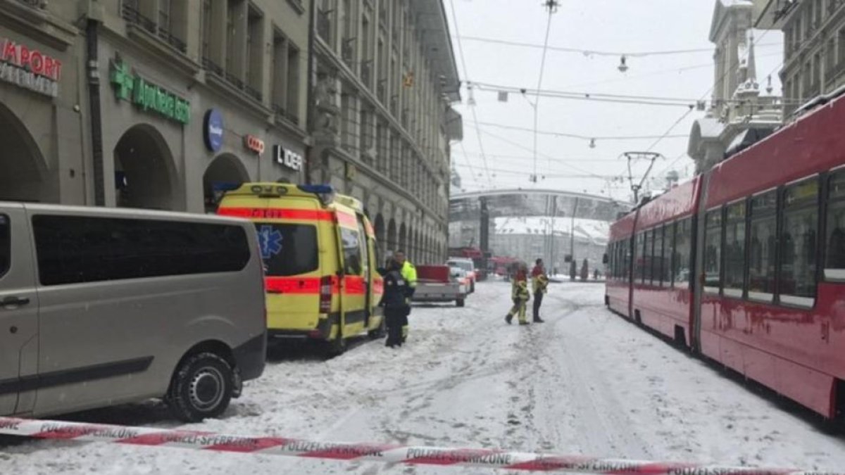 Acceso acordonado a la plaza de la estación central de Berna, el 2 de marzo.-/ TWITTER / @POLICEBERN