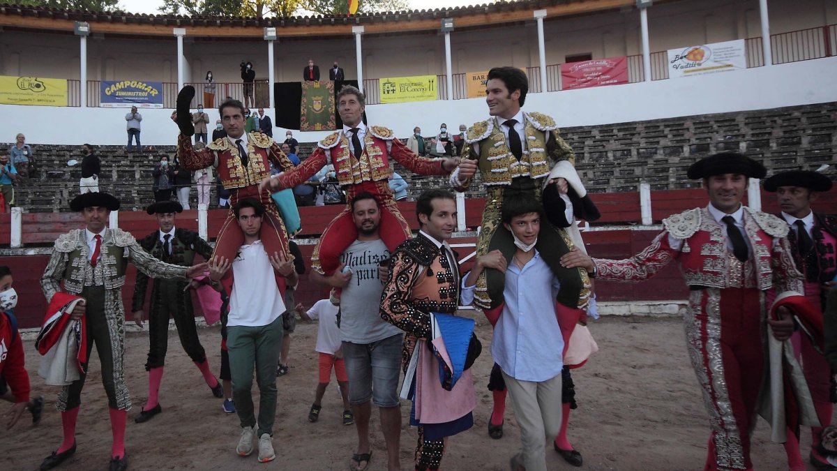 Los tres toreros salieron a hombros de la plaza de Briviesca. GERARDO GONZÁLEZ