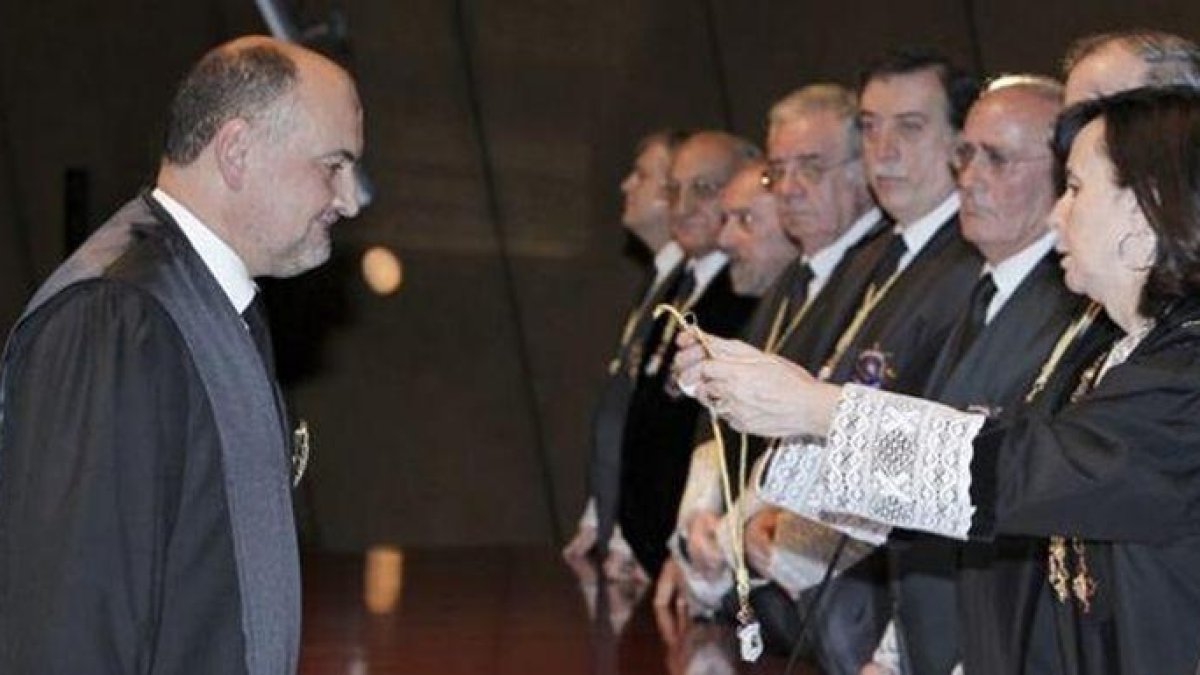 El presidente del Tribunal Constitucional, Francisco Pérez de los Cobos, durante su toma de posesión como magistrado del alto tribunal en enero del 2011.-EFE / ÁNGEL DÍAZ