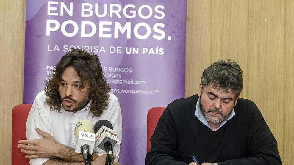 El diputado por Burgos MiguelVila y el secretario provincial de Podemos, Ignacio Lacámara.-SANTI OTERO