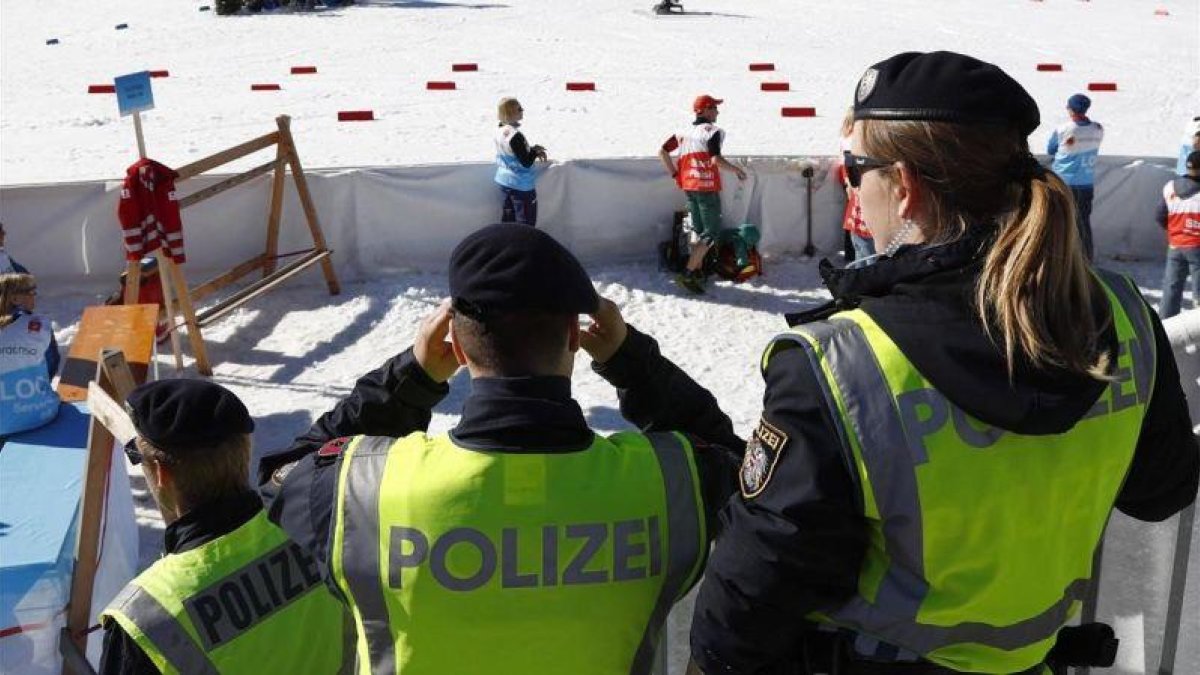 Tres policías en Seefeld (Austria), la sede del Mundial de esquí de fondo.-AP / MATTHIAS SCHRADER