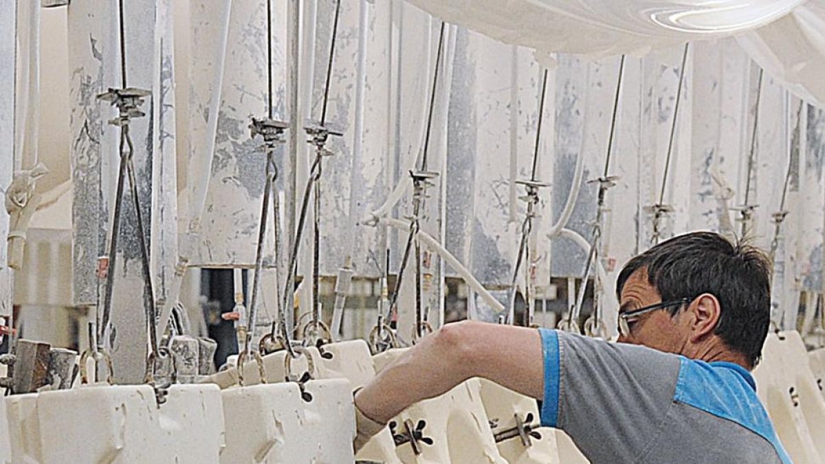 El desempleo en industria baja un 17,5% en el último año.-ISRAEL L. MURILLO