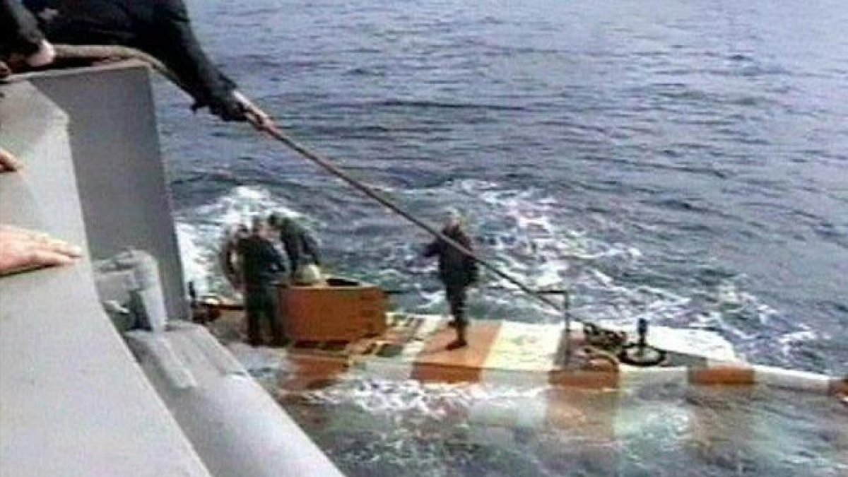 Miembros de los equipos de rescate rusos regresan en un minisubmarino tras una inmersión en busca del sumergible siniestrado en el mar de Barents.-AP