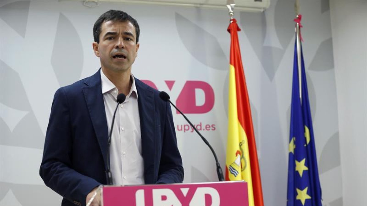 El candidato de UPyD a la Presidencia del Gobierno, Andrés Herzog, durante la rueda de prensa que ha ofrecido hoy para analizar el resultado de la votación del pleno del Parlamento de Cataluña-EFE