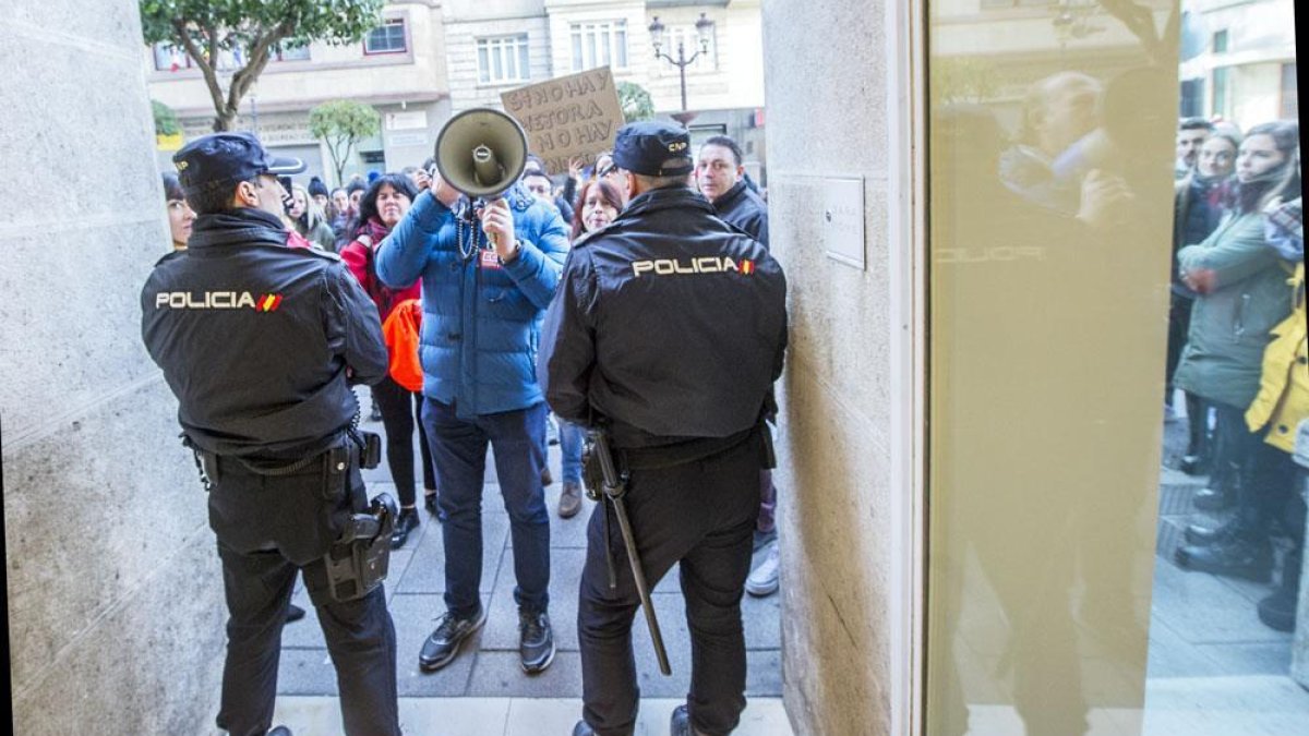 Dos policías a la puerta de un comercio.-ISRAEL L. MURILLO