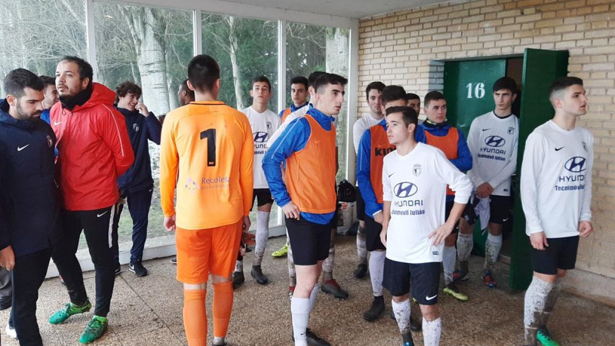 Los jugadores del Burgos CF poco después de confirmarse el aplazamiento.-