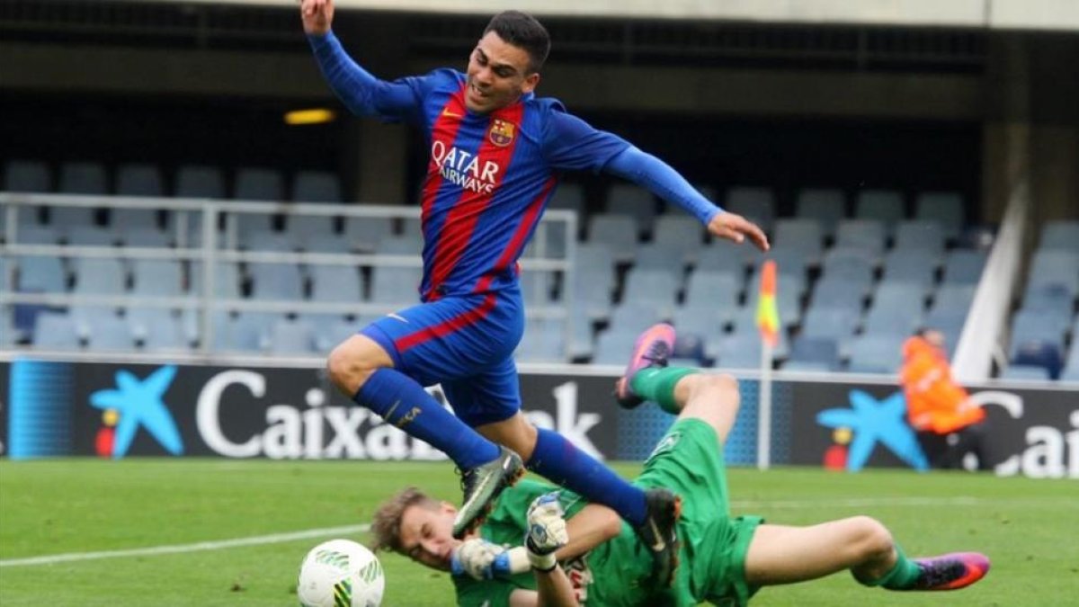 Jugada durante la goleada del Barça B al Eldense.-IGNASI PAREDES