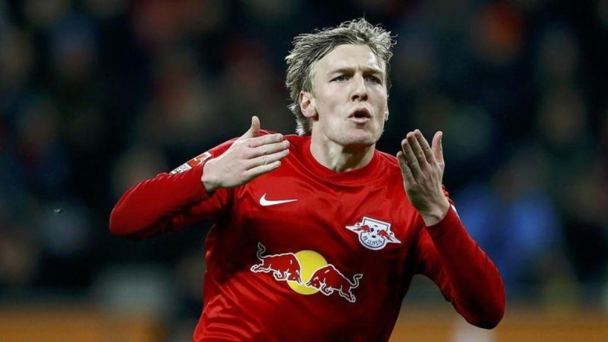Emil Forsberg celebra uno de los goles ante el Leverkusen en el partido en el que el Leipzig conquistó el liderato.-REUTERS / WOLFGANG RATTAY
