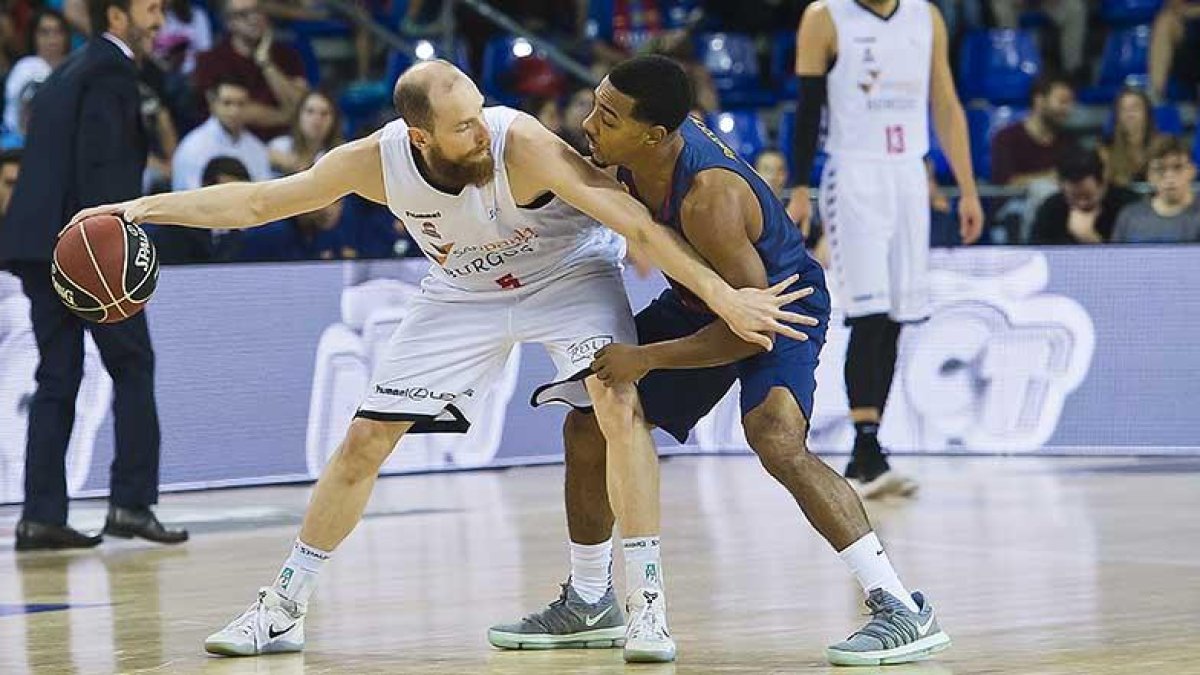 Schreiner protege el balón ante el azulgrana Pressey, ayer.-ACB PHOTO / V. SALGADO