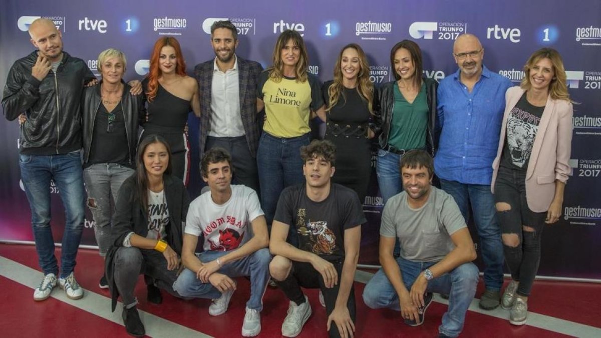 Roberto Leal, presentador de OT (en el centro), junto a Noemí Galera, directora de la Academia, y los profesores.-FERRAN SENDRA