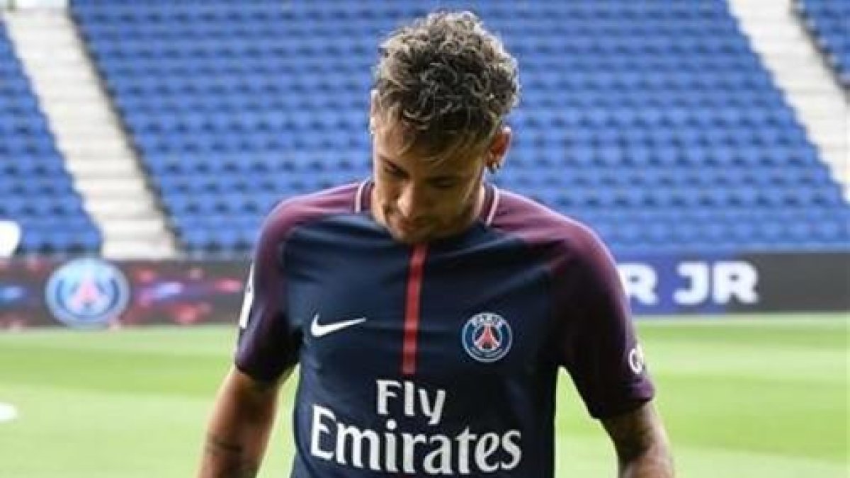 Neymar en el parque de los Príncipes-AFP / PHILIPPE LOPEZ