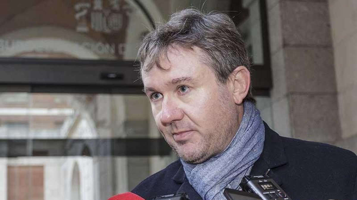 Lacalle, ayer, a la puerta de la sede de la Subdelegación.-SANTI OTERO