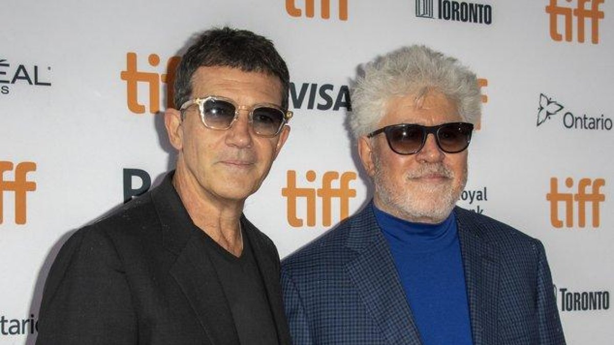 Almodóvar expresó su satisfacción de compartir con el actor la presentación de 'Dolor y gloria' en el festival de Toronto.-EFE