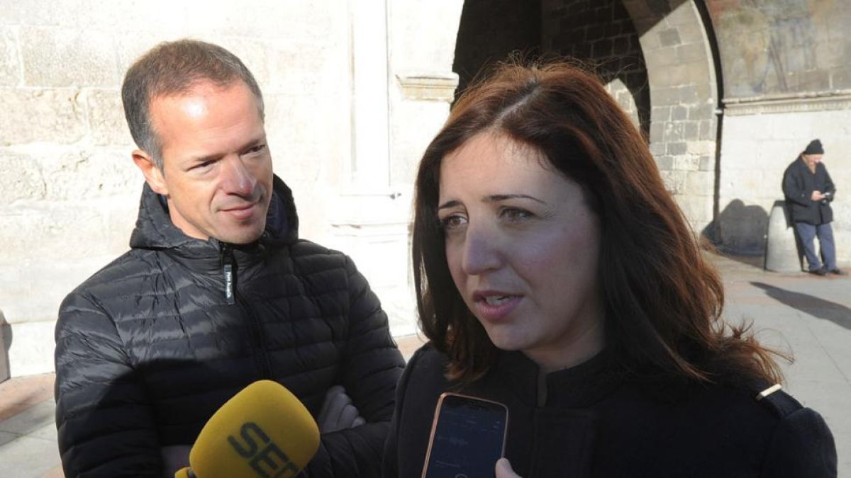 Esther Peña y Ander Gil, ayer junto al Arco de Santa María, donde mantuvieron un encuentro con los medios.-I. L.M.
