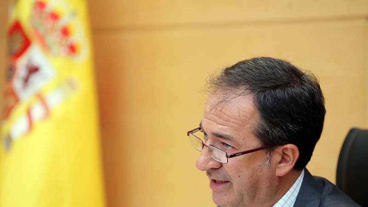 El jefe de Contratación, Valentín Elena, durante su comparecencia de ayer.-ICAL