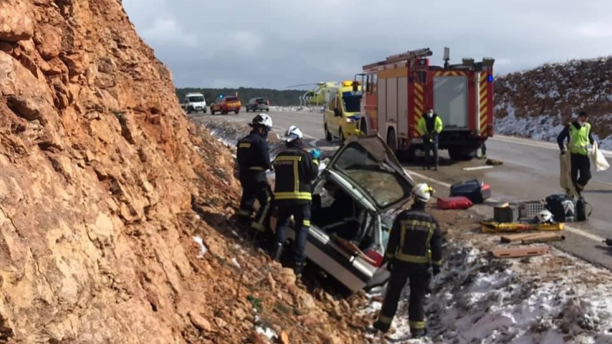 Los ocupantes permanecieron en el coche tras el accidente, temiendo que al salir pudiera volcar en el arcén. JCYL