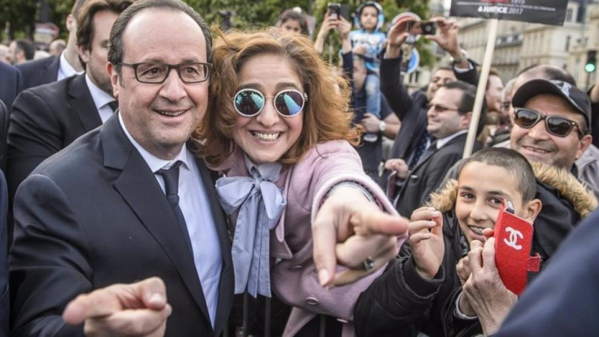 El presidente Hollande saluda a miembros de la comunidad franco-armenia durante la ceremonia con motivo del 120 aniversario del genocidio armenio de 1915, en París, el 24 de abril.-CHRISTOPHE PETIT TESSON