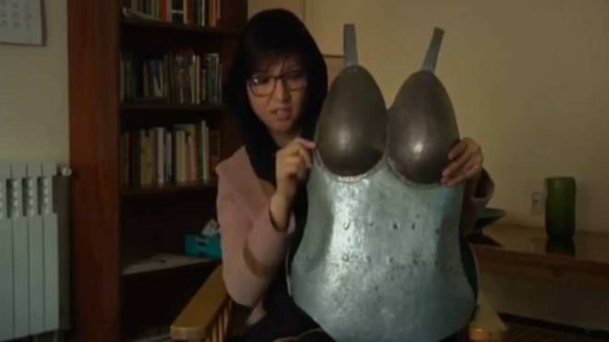 La artista afgana Kubra Khademi viste una armadura contra el acoso sexual.-Foto: YOUTUBE