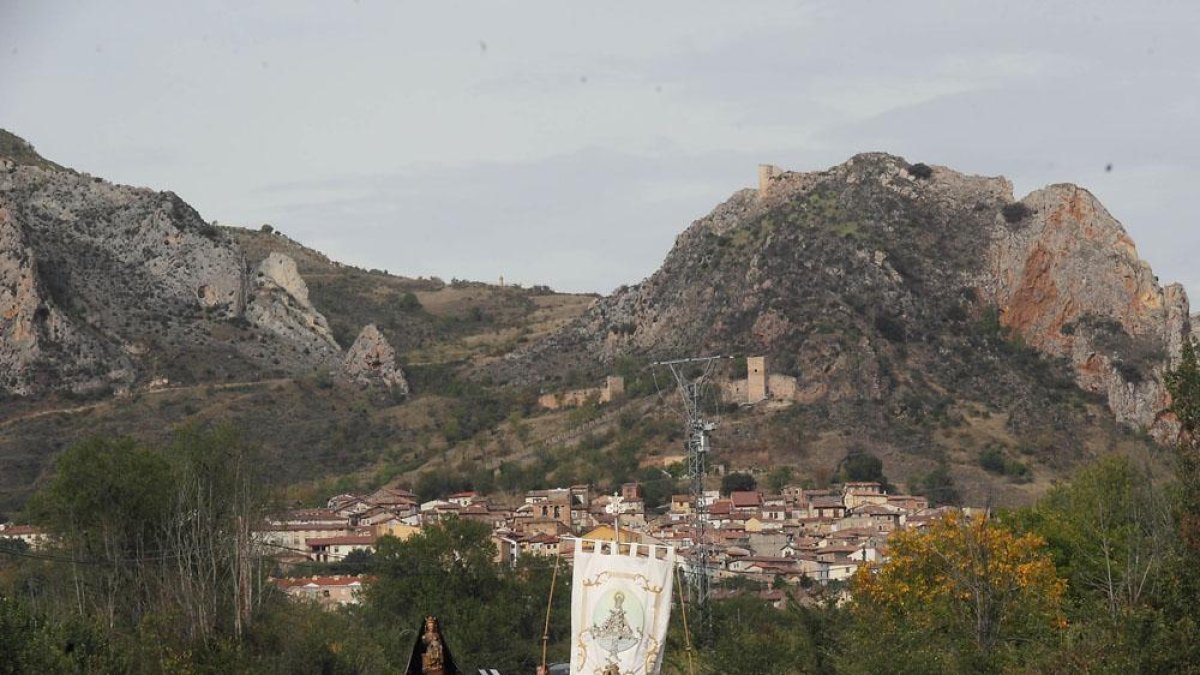 Los romeros cumplieron ayer con esta popular tradición.-G. G.