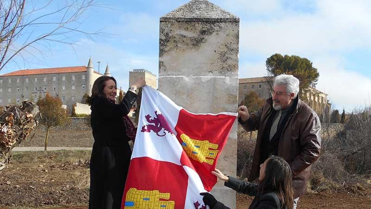 García Cirac (i) junto a alcaldesa, Lidia Arribas, y el ex edil José Ignacio Delgado.-ICAL