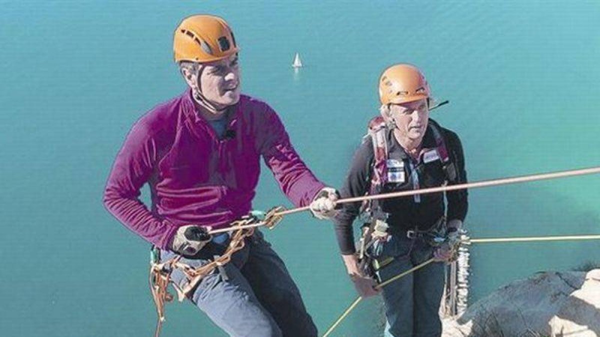 El líder del PSOE, Pedro Sánchez, en plena escalada junto a Jesús Calleja, en el programa 'Planeta Calleja' (Cuatro).-Foto: MEDIASET
