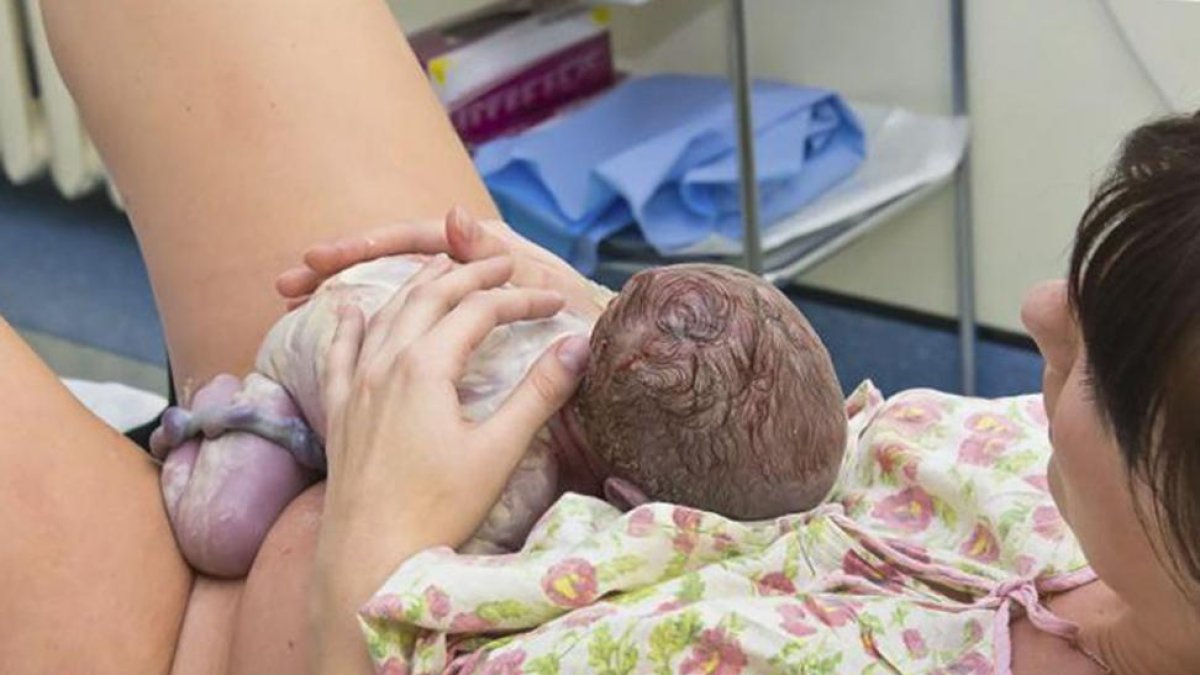 35 de cada 100 niños nacidos en 2014 tenían una madre de entre 30 y 34 años.-ECB