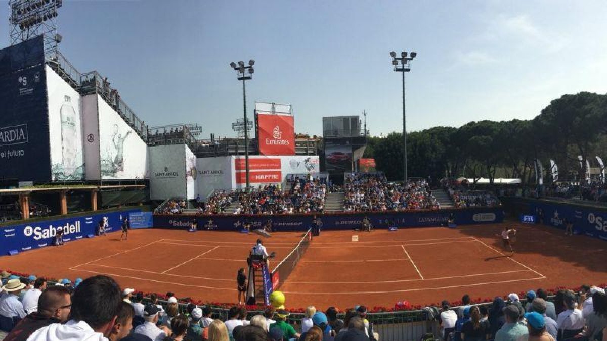 Aspecto de la pista con Nishikori y Guillermo García-López, minutos antes de la retirada del tenista japonés.-TWITTER / BCNOPEN BANCSABADELL