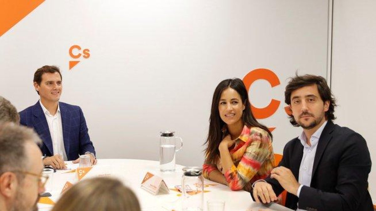 El líder de Ciudanos, Albert Rivera, la candidata a la alcaldía de Madrid, Begoña Villacís, y el secretario de Programas y Áreas Sectoriales, Toni Roldán.-BALLESTEROS (EFE)