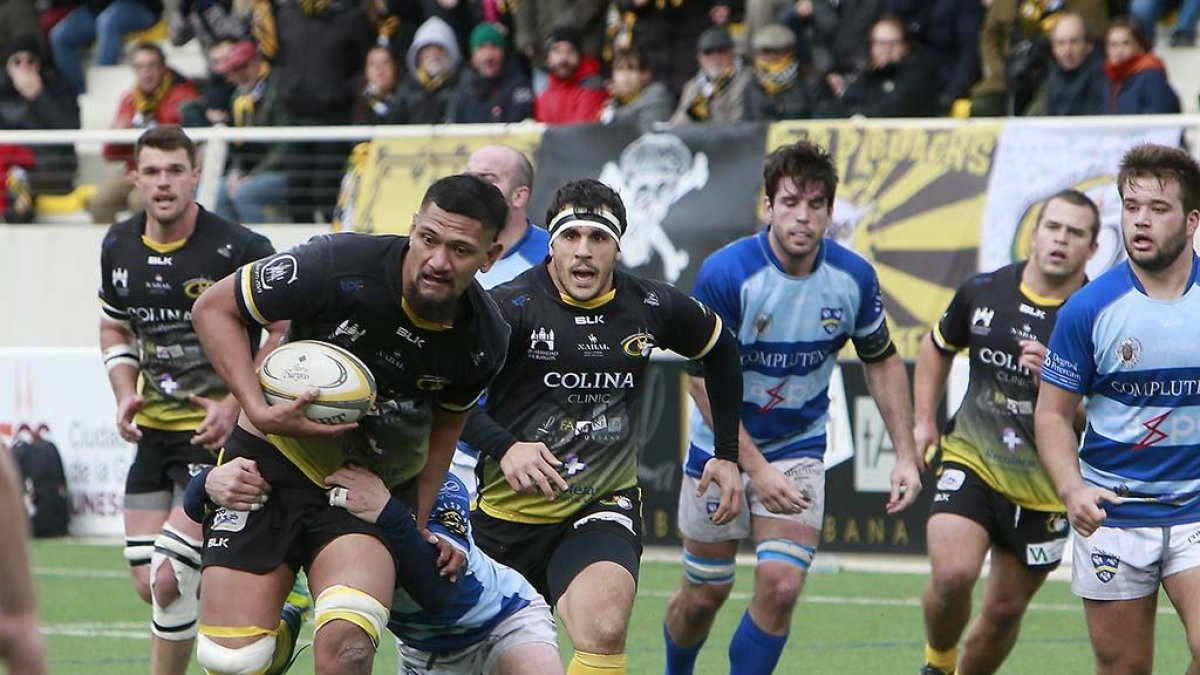 Matamu avanza con el oval tras ganar la línea de ventaja.-RAÚL OCHOA
