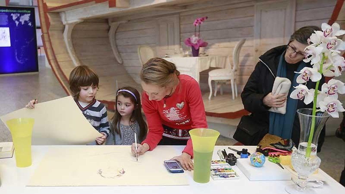Darío y Amelia participaron en el Día de Darwin con sus propios dibujos al mismo tiempo que la artista.-Raúl Ochoa